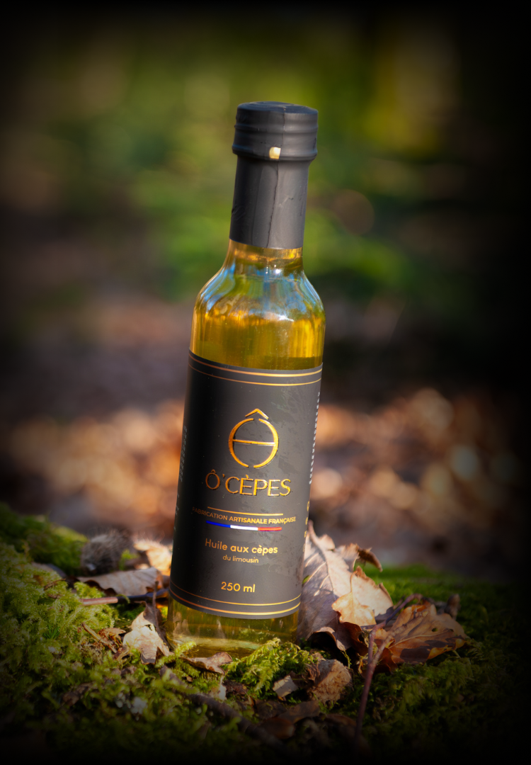 Bouteille d'huile O'Cêpes dans la forêt Bouteille d'huile O'Cêpes dans la forêt